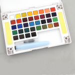 آبرنگ 36 رنگ مدل KOI از برند SAKURA دارای جعبه پلاستیکی سفید به همراه پالت و واتر براش