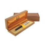 خودنویس مدل ELLESSE از برند Iplomat بدنه نیمه مشکی با گیره طلایی