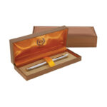 خودنویس مدل ELLESSE از برند Iplomat بدنه کروم با گیره طلایی