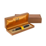 خودنویس مدل ALLIANZ از برند Iplomat بدنه دودی طرح دار گیره استیل