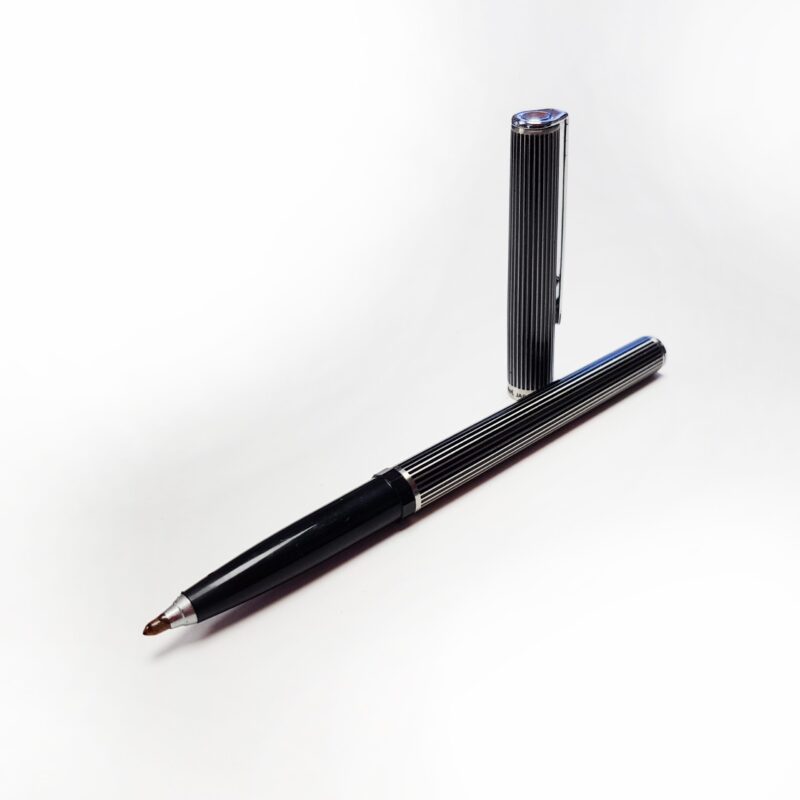 روان نویس آبنوس Excalibur از برند Pentel در دو رنگبندی